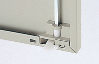 「ベース」と「床固定金具」で固定の収納庫