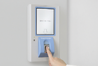 指紋で扉を解錠のシーン。