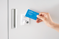 ICカードをリーダーにかざして施開錠しているシーン